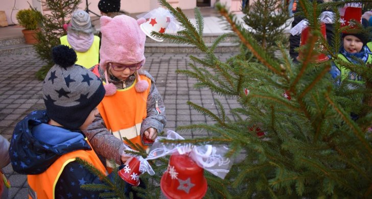 zdobení stromečků v atriu 2019 (10).jpg